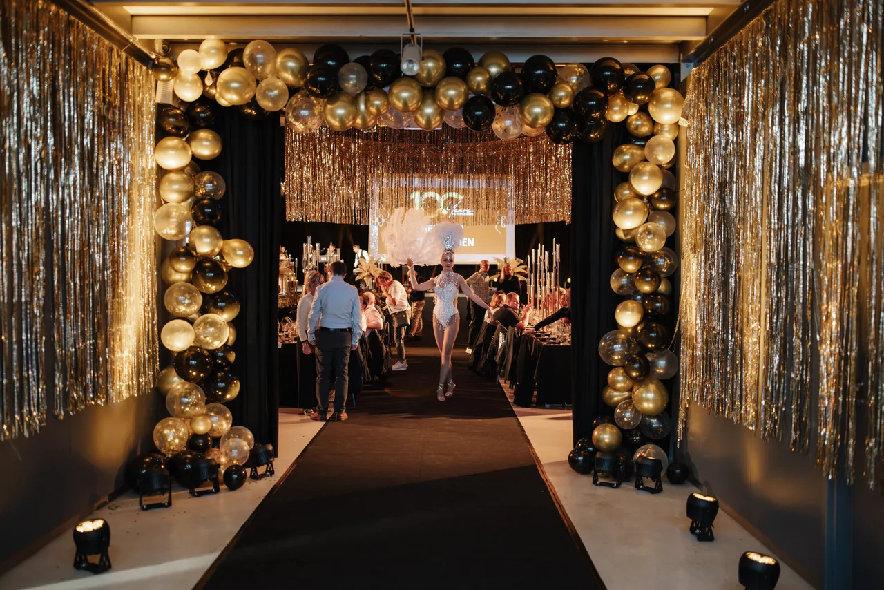 Eingang mit goldenen Ballons und rotem Teppich im HANGAR