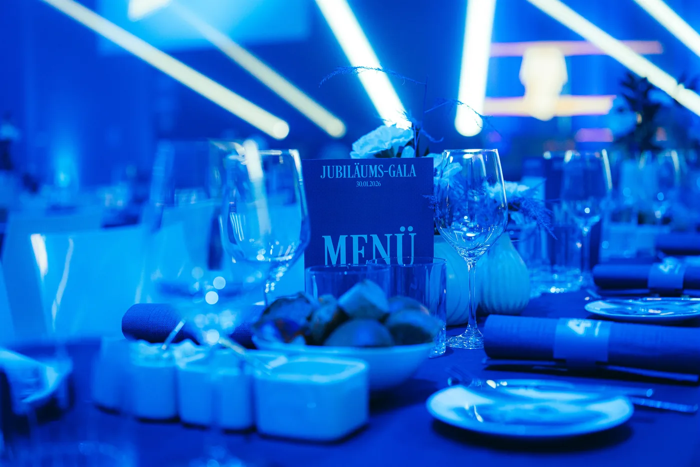 Gedeckter Tisch mit Menükarte bei einer Gala im HANGAR