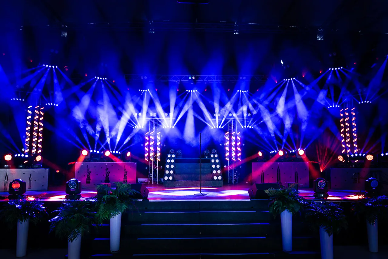 Bühne mit Lichtshow im HANGAR Event Airport Crailsheim
