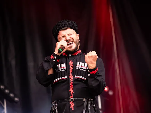 My-Ro singt im Kosakenkostüm auf der Bühne