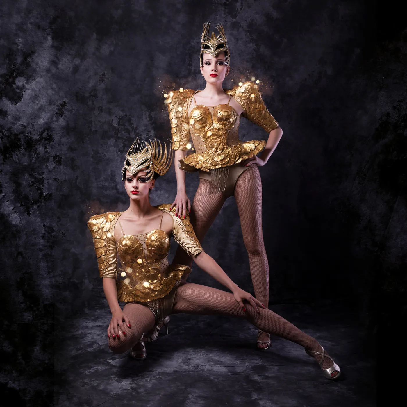 Zwei Dreamotionz-Tänzerinnen in goldenen Kostümen