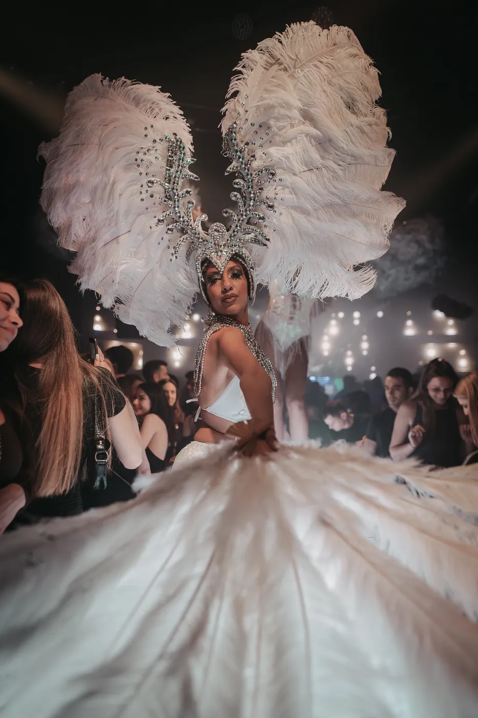 Dreamotionz-Tänzerin in weißem Federkleid