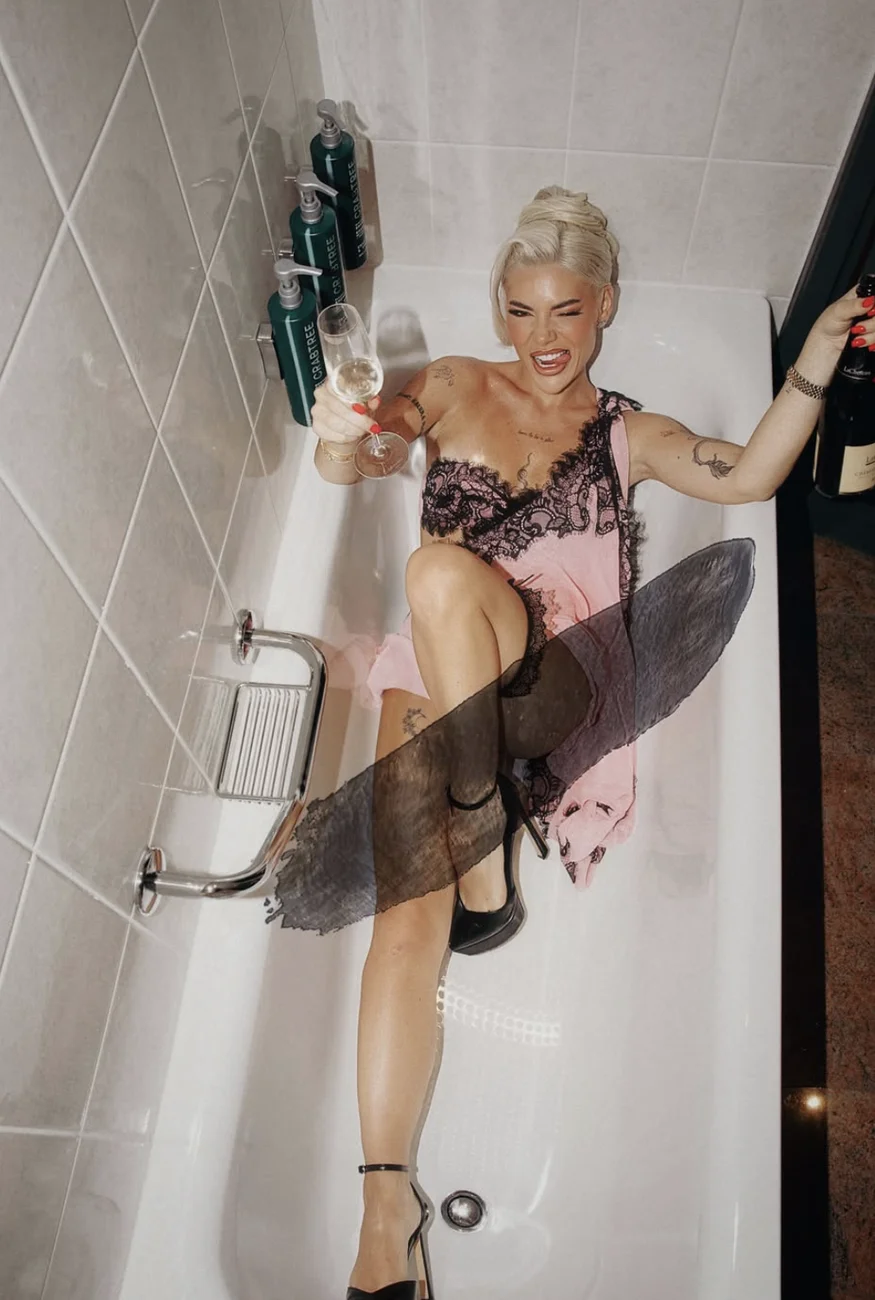 Simas mit Champagner in der Badewanne