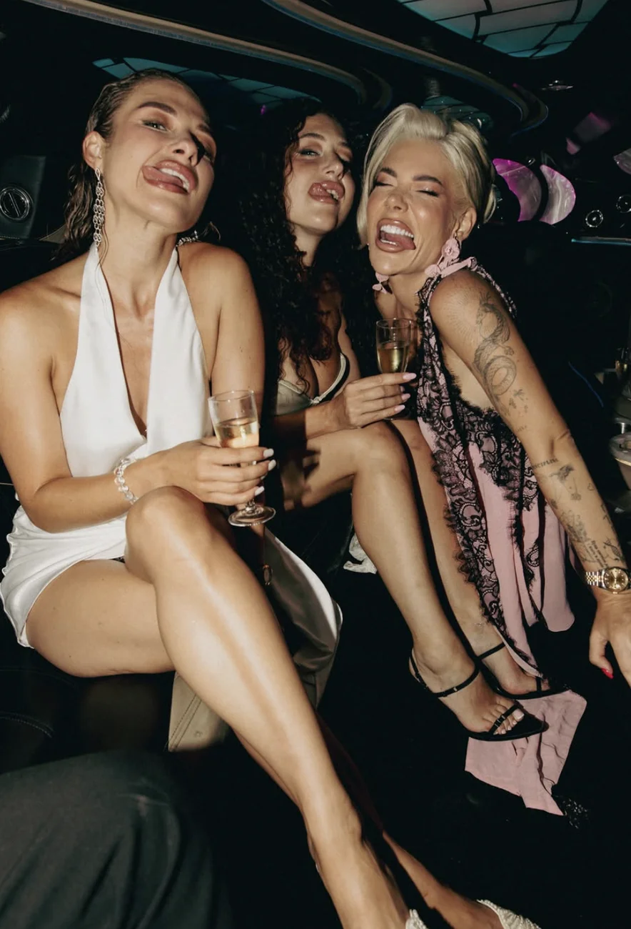 Simas mit Freundinnen in der Limousine
