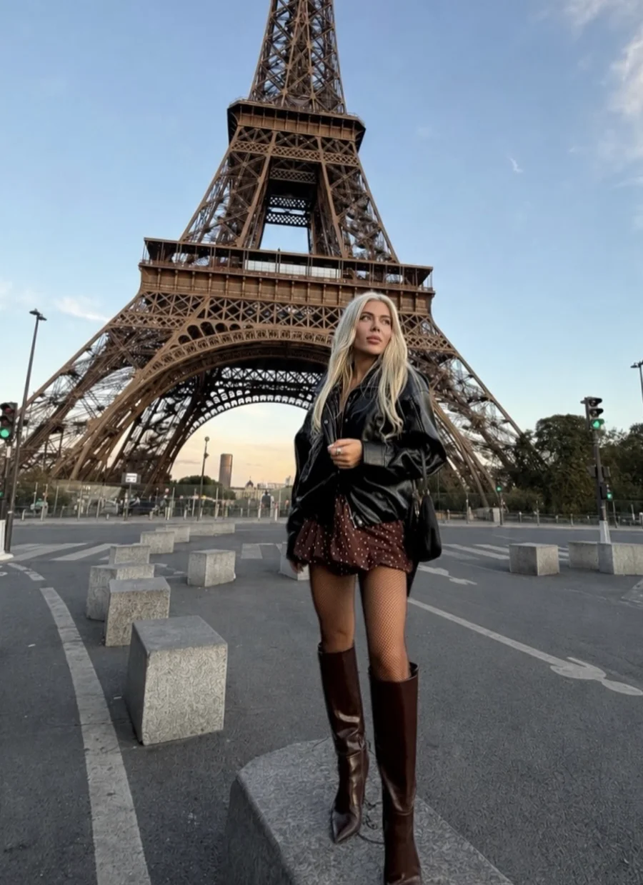 Simas vor dem Eiffelturm in Paris